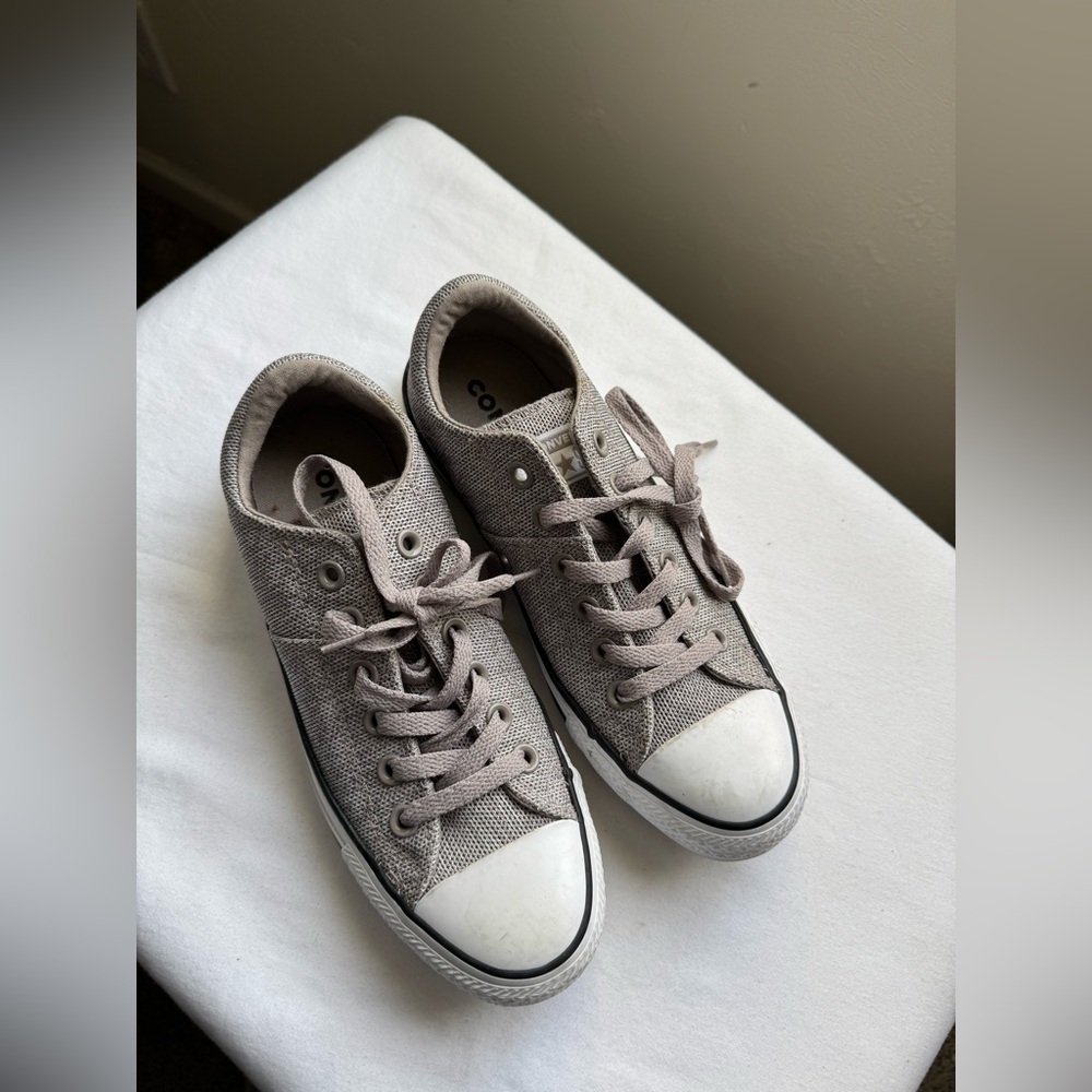 Converse All Star Low Top Sneakers in Taupe/Gray. Size 7